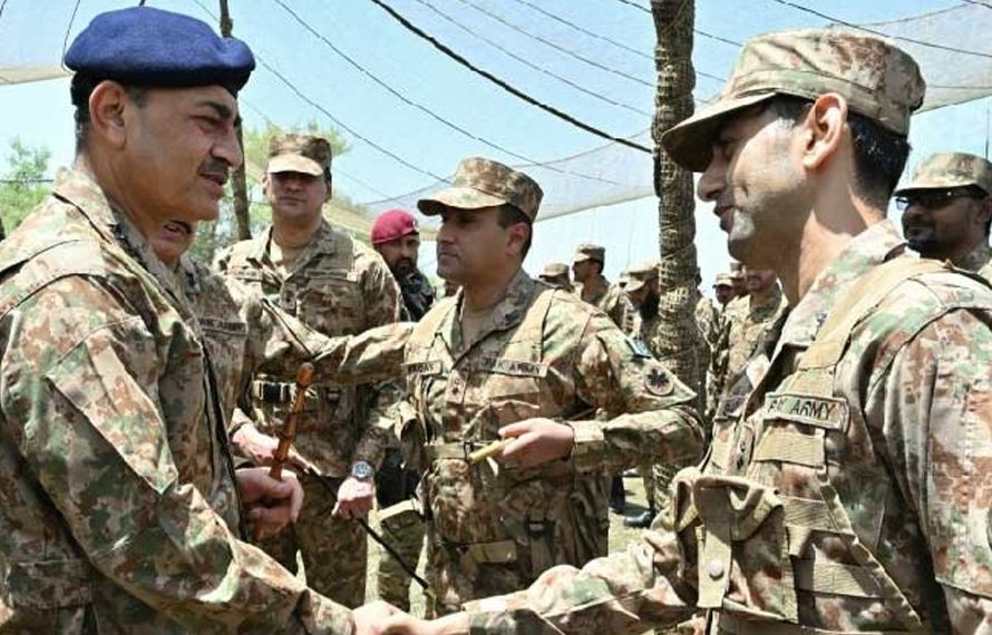 کشمیریوں کی دلیرانہ جدوجہد ناقابل فراموش، فیلڈ مارشل عاصم منیر، ایل او سی کا دورہ ، جوانوں کیساتھ عیدمنائی