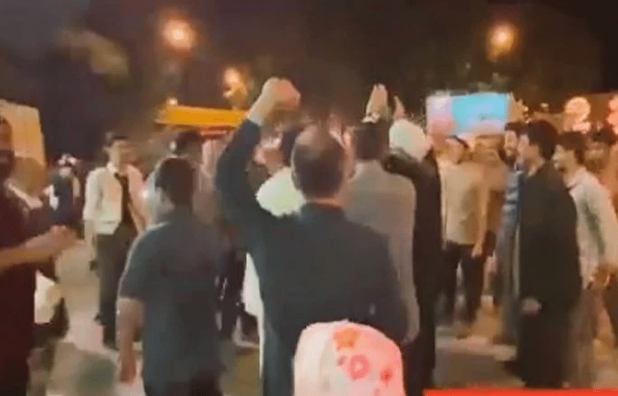 ایران کا اسرائیل پر جوابی حملہ:ہزاروں شہریوں کا سڑکوں پر جشن،افواج کے حق میں نعرے