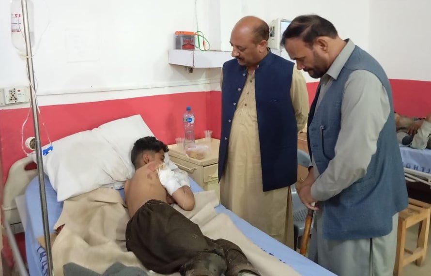 ڈی ایچ او ڈاکٹر غلام نبی ہنگامی طور پر ٹی ایچ کیو ہسپتال پہنچ گئے ، زخمیوں کی عیادت