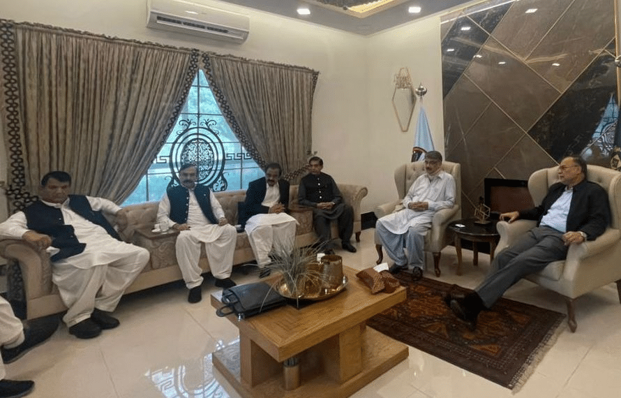 کمیٹی ممبران اسلام آباد ہیلی پورٹ پر مظفرآباد جانے کے لیے تیار