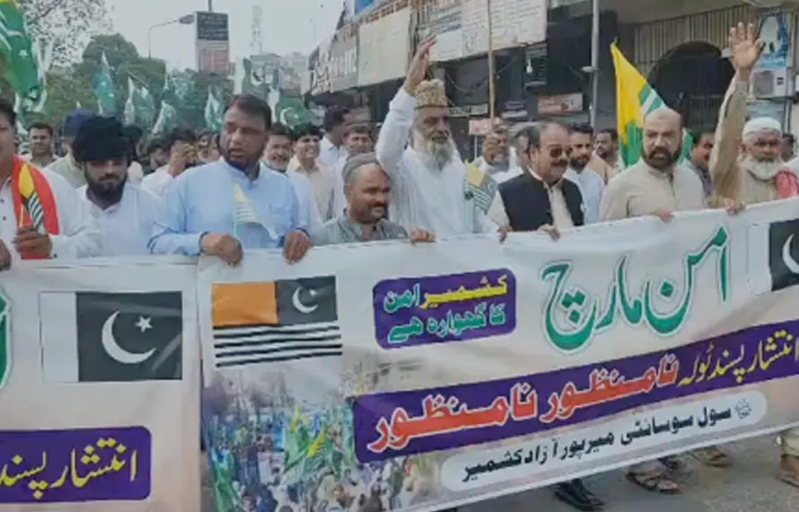 چوک شہیداں میں جلسہِ امن؛ فضا پاکستان، کشمیر اور پاک فوج کے حق میں فلک شگاف نعروں سے گونج اٹھی