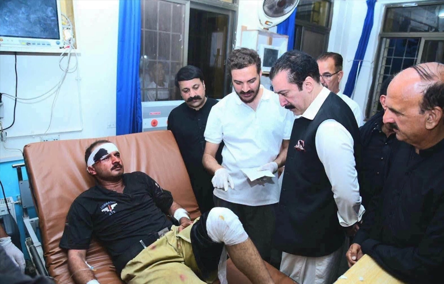 وزیراعظم فیصل راٹھور کے سکواڈ میں شامل گاڑی حادثے کا شکار، پولیس اہلکار جاں بحق، 6 زخمی