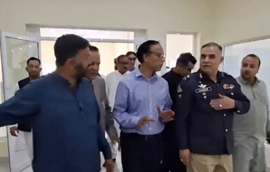 آئی جی لیاقت علی ملک دھیرکوٹ پہنچ گئے، عوامی مسائل حل کرنے کی یقین دھانی