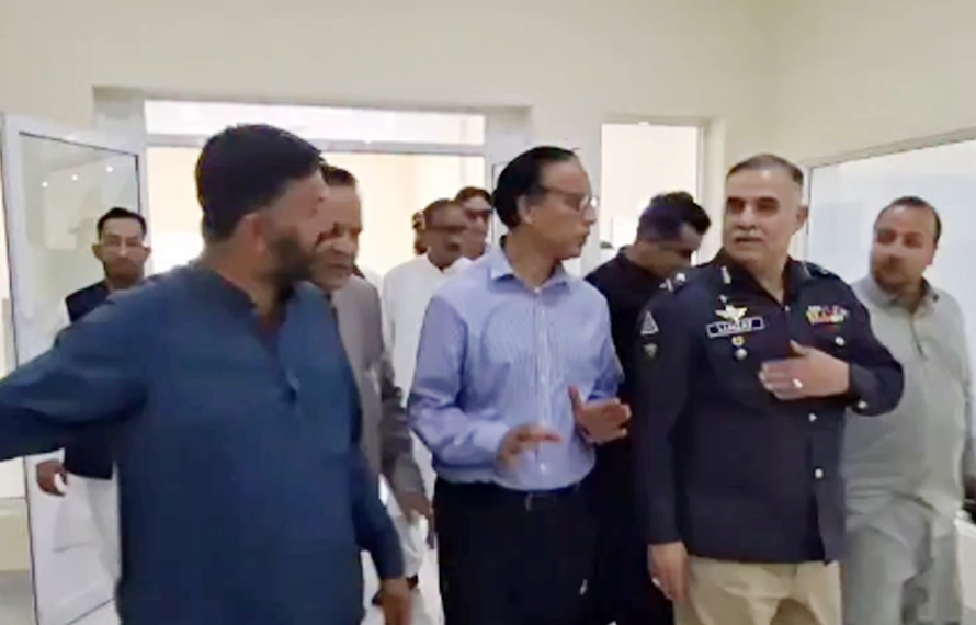 آئی جی لیاقت علی ملک دھیرکوٹ پہنچ گئے، عوامی مسائل حل کرنے کی یقین دھانی