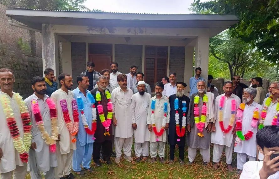 حلقہ کھاوڑہ میں راجہ ثاقب مجید کا طوفانی دورہ، پیپلز پارٹی کے سیاسی گڑھ ’میرا جانکی‘ سے درجنوں افراد ن لیگ میں شامل