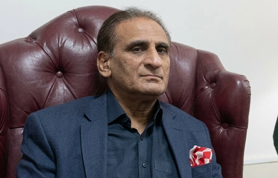 سردار تنویر الیاس بائی ڈیزائن دوسری جماعت میں گئے، لطیف اکبر