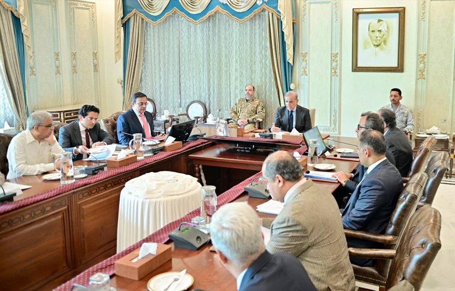 شہبازشریف کی پیٹرول کی قلت پیدا کرنیوالوں کیخلاف سخت کارروائی کا حکم