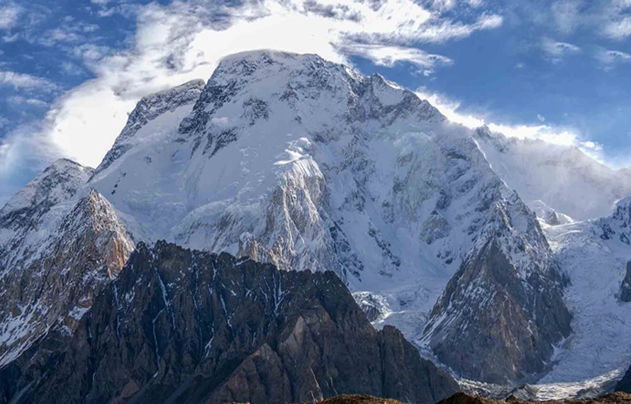 براڈ پیک سر کرنے کے دوران برفانی تودہ گر گیا،پاکستانی سمیت 10کوہ پیما لاپتہ