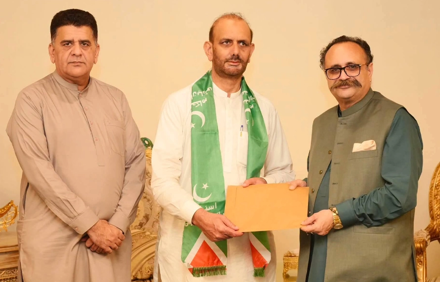 مسلم لیگ (ن) کی بڑی وکٹ گر گئی، راجہ مظہر قیوم استحکام پاکستان پارٹی میں شامل