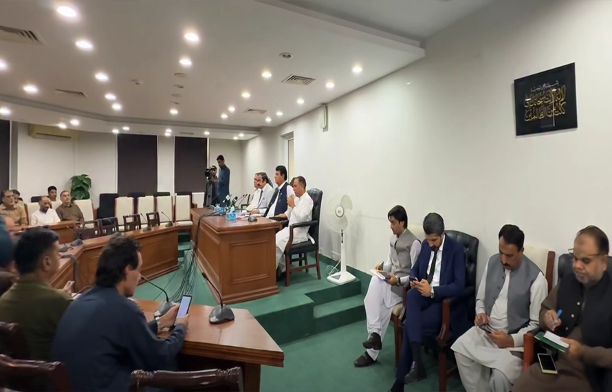 دھرنے والےخود کو قانون کے حوالے کریں،نئی حکومت مسئلہ حل کرے گی،رانا ثناء اللہ
