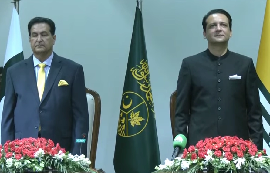 نو منتخب وزیراعظم بیرسٹر افتخار گیلانی نے اپنے عہدے کا حلف اٹھا لیا