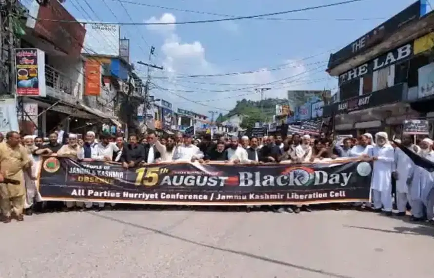 ایل او سی کے دونوں اطراف دنیا بھر میں مقیم کشمیریوں کا بھارت کے یوم آزادی پر شدید احتجاج؛ ریلیاں اور یوم سیاہ!