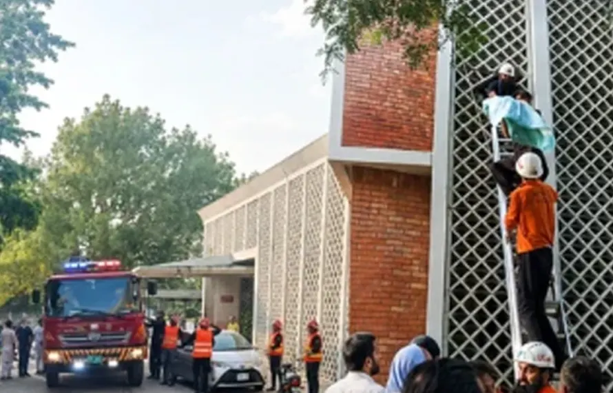 پمز اسپتال میں 14 نوزائیدہ بچے جاں بحق: سی ڈی اے کا انکشاف، ایمرجنسی ایگزٹ لاک تھے