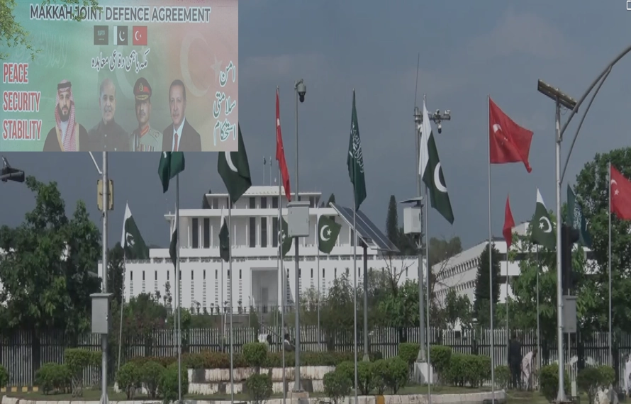 مکہ مشترکہ دفاعی معاہدہ: پاکستان میں جشن، قیادت کے پورٹریٹس نمایاں،قومی پرچموں کی بہار