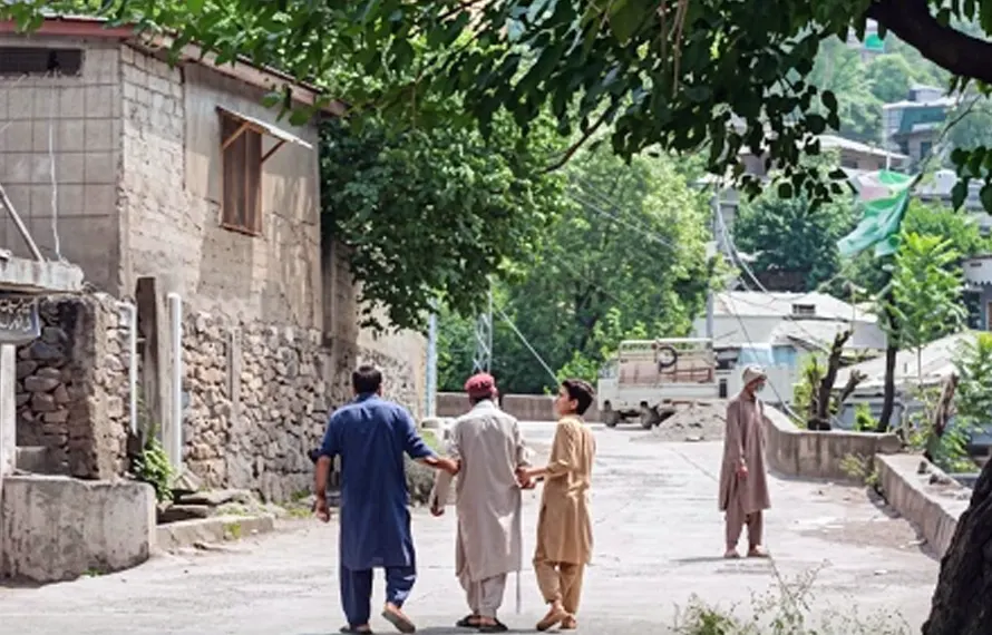 مظفرآباد اور مضافات میں موسمی بیماریاں پھیلنے لگیں، مہاجر کیمپ کے 50 سے زائد بچے ہسپتالوں میں منتقل