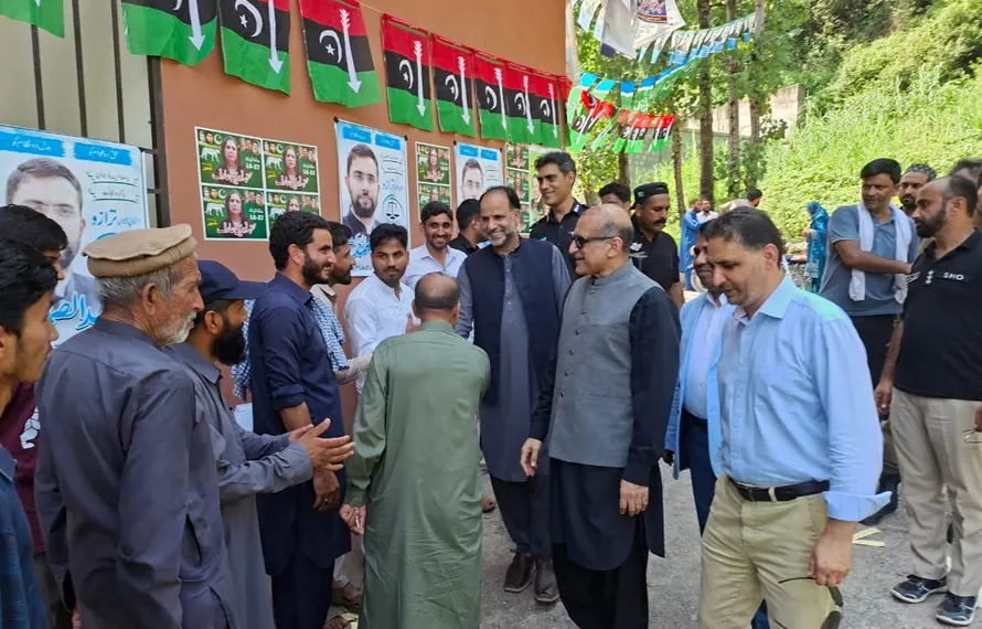 مظفرآباد: چیف سیکرٹری خوشحال خان کا حلقہ ایل اے-27 کے پولنگ اسٹیشنز کا دورہ، انتظامات کا جائزہ