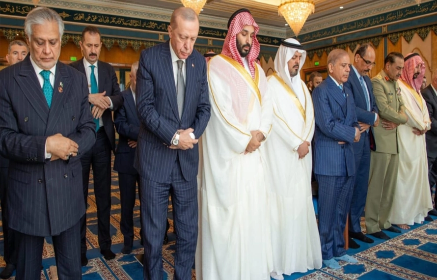 وزیراعظم شہباز شریف،فیلڈ مارشل عاصم منیر، محمد بن سلمان اور ترک صدر  کی اکھٹے نماز جمعہ ادائیگی