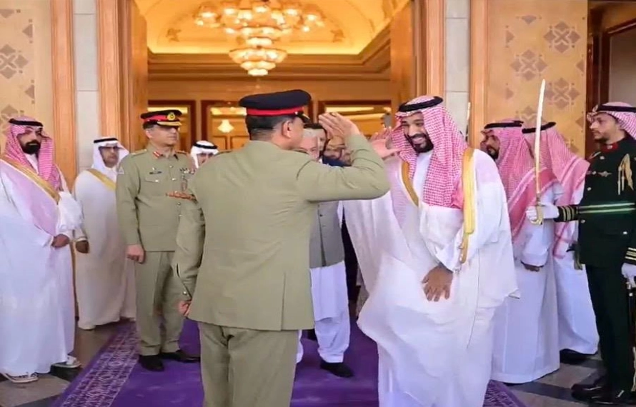 سعودی ولی عہد محمد بن سلمان اورفیلڈ مارشل عاصم منیر کی ملاقات،احترام بھرا سلیوٹ وائرل