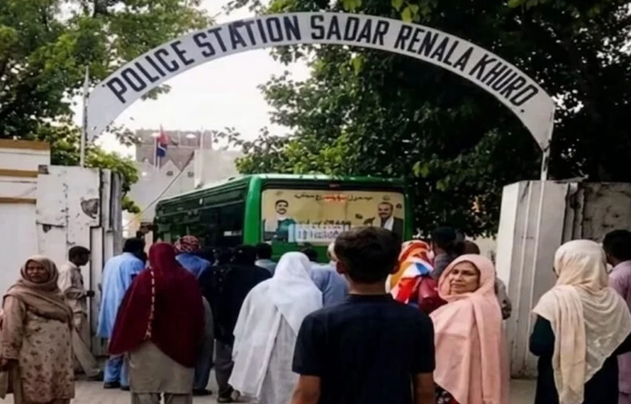 اوکاڑہ :گرین بس میں موبائل چوری، ڈرائیور بس لیکر تھانے پہنچ گیا، ملزم گرفتار