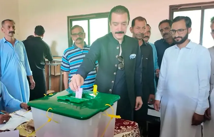 آزاد کشمیر عام انتخابات: وزیراعظم راجہ فیصل ممتاز راٹھور نے آبائی پولنگ اسٹیشن میں ووٹ کاسٹ کر دیا