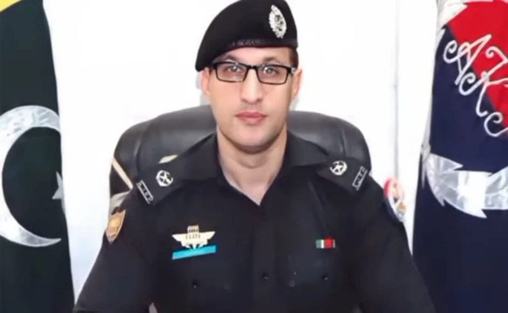 کالعدم ایکشن کمیٹی نے الیکشن ڈیوٹی پر آئے 8 پولیس اہلکار اغوا کررکھے ہیں،ایس ایس پی خاور علی شوکت