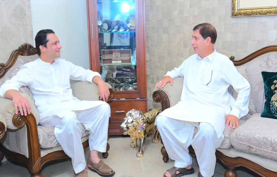 بیرسٹر افتخار گیلانی پارٹی صدر شاہ غلام قادر کی رہائشگاہ پر پہنچ گئے ،منانے کی کوشش