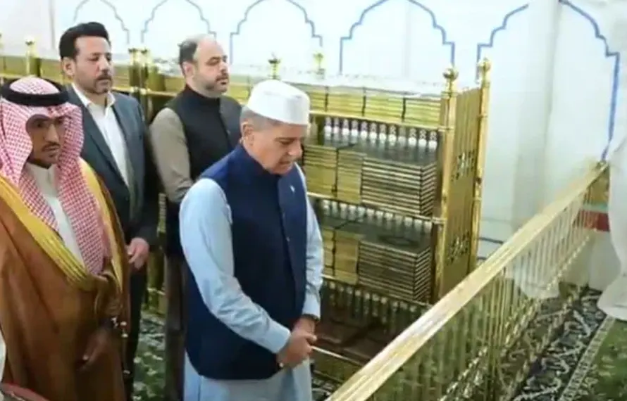 وزیر اعظم شہباز شریف کی مدینہ منورہ میں روضۂ رسول ﷺ پر حاضری، ملک و قوم کی ترقی کے لیے دعا