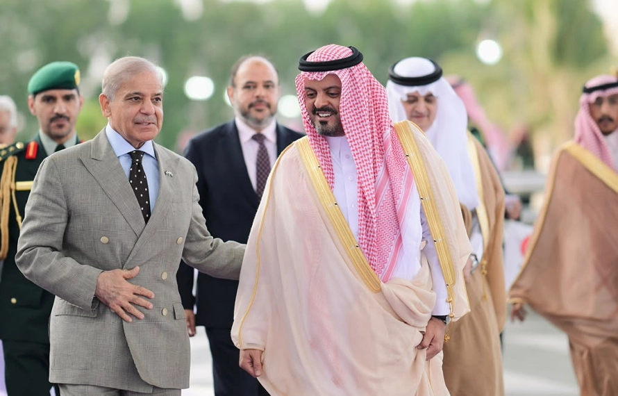 وزیراعظم شہباز شریف سعودی عرب پہنچ گئے ، پرتپاک استقبال، اہم ملاقاتیں متوقع