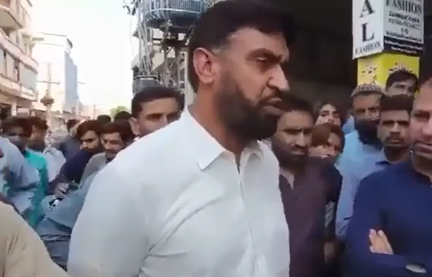 “ایک ماہ کاروبار بند رکھا تو سراہا گیا، آج مجبوری میں دکان کھولی تو سہولت کار کا طعنہ دیا جا رہا “، تاجروں کا شدید احتجاج