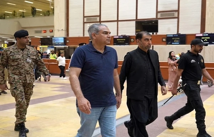 محسن نقوی کا کراچی ایئرپورٹ کا اچانک دورہ،امیگریشن سسٹم کی خرابی کا نوٹس