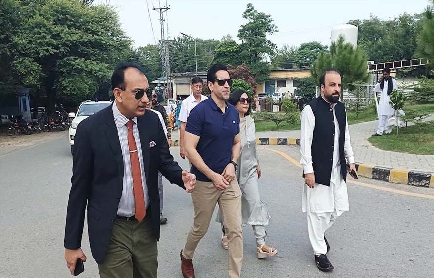 سبسڈائزڈ پٹرول کیلئے شہری شکایات ہیلپ لائن پر درج کروائیں، کمشنرطاہر ممتاز