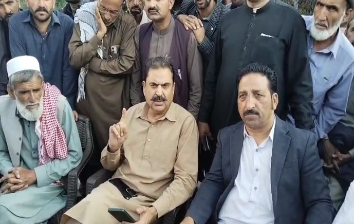 وادی لیپہ: آتشزدگی متاثرین کا دیوان علی چغتائی کے سامنے شدید احتجاج، چیکس تقسیم میں ناانصافی کا الزام