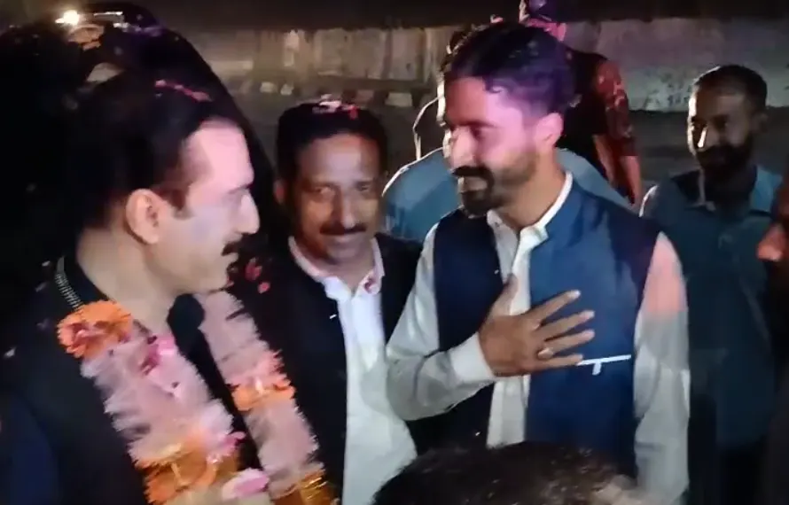 سابق وزیراعظم آزاد کشمیر راجہ فیصل ممتاز راٹھور کا مظفرآباد آمد پر شاندار استقبال، کارکنوں کی پُرجوش نعرے بازی
