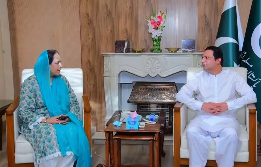 وزیراعظم آزاد کشمیر افتخار گیلانی سے ممبر اسمبلی مریم کشمیری کی اہم ملاقات
