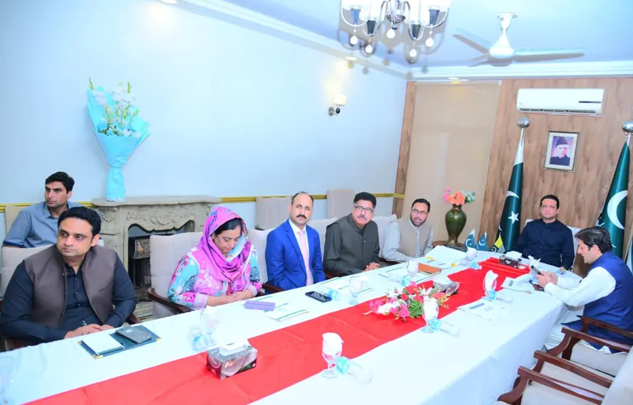 وزیراعظم آزاد کشمیر افتخار گیلانی کی زیر صدارت محکمہ ان لینڈ ریونیو کا اجلاس، مالیاتی اہداف اور ٹیکس نظام کا جائزہ