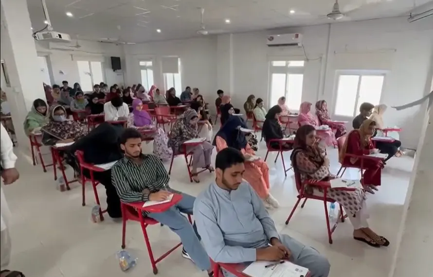 آزادکشمیر میں ایم ڈی کیٹ ٹیسٹ کا آغاز، ہزاروں طلبہ و طالبات کی شرکت