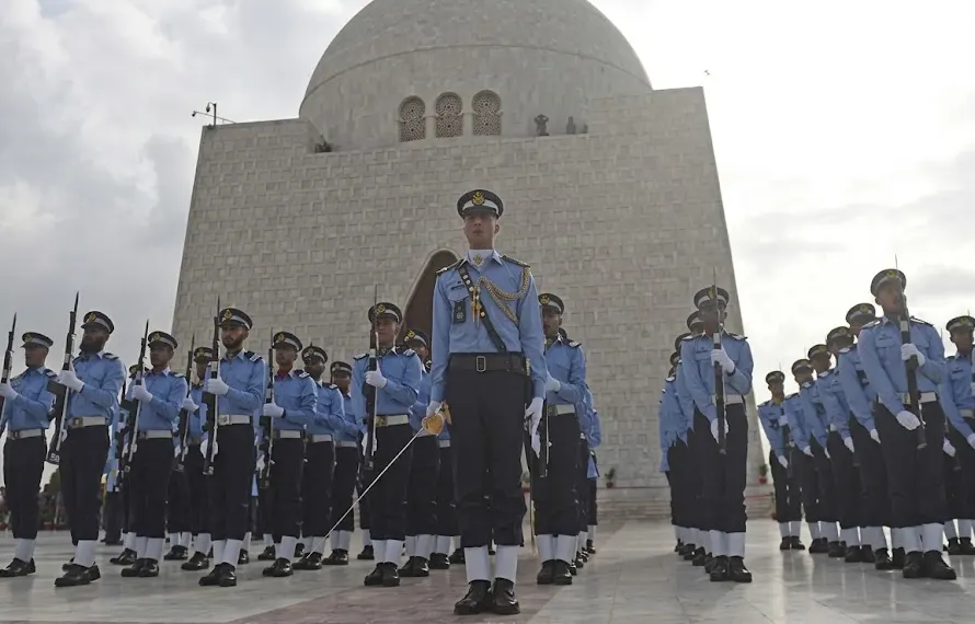 مزار قائد پر گارڈز کی تبدیلی کی تقریب، پاک فضائیہ نے فرائض سنبھال لیے