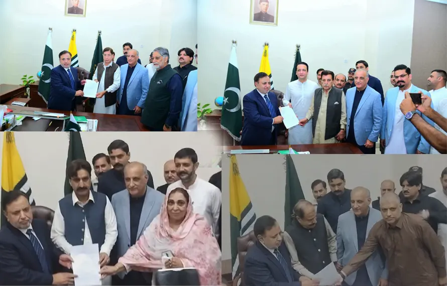 وزیراعظم آزاد کشمیر افتخار گیلانی اور دیگر رہنماؤں کی موجودگی میں ڈاکٹر نجیب نقی کے کاغذاتِ نامزدگی جمع