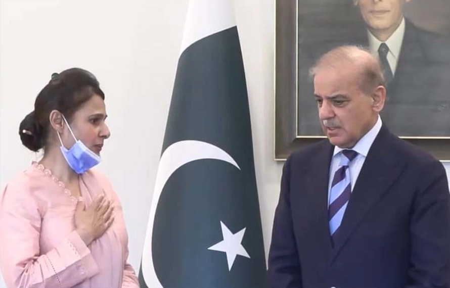 وزیراعظم شہبازشریف کا بڑا اقدام، پمز کی نرس کو ایک کروڑ روپے کا چیک مل گیا