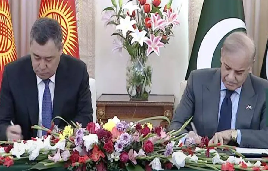 پاکستان اور کرغزستان کےدرمیان تاریخی راہداری تجارت، دفاع اور توانائی کے اہم معاہدوں پر دستخط