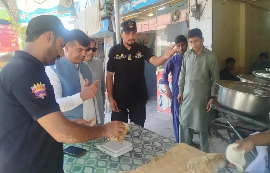 مظفرآباد: اسسٹنٹ کمشنر کا اچانک چھاپا، روٹی کے کم وزن پر بھاری جرمانے اور گرفتاریاں