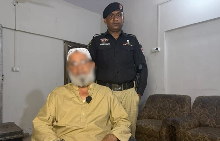 57سالہ کار لفٹر گرفتار،نمازی بن کر گاڑیاں چراتا رہا اور فروخت کرتا رہا