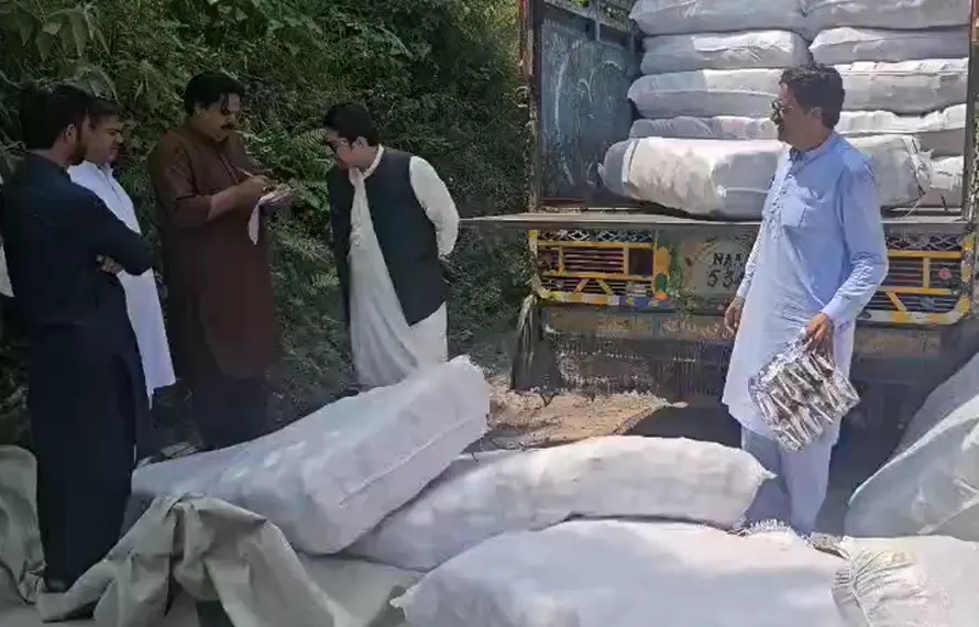 مظفرآباد فوڈ اتھارٹی کی ناکہ بندی، غیر رجسٹرڈ اور بغیر لیبارٹری رپورٹ اسنیکس و پاپڑ کی بڑی کھیپ ضبط