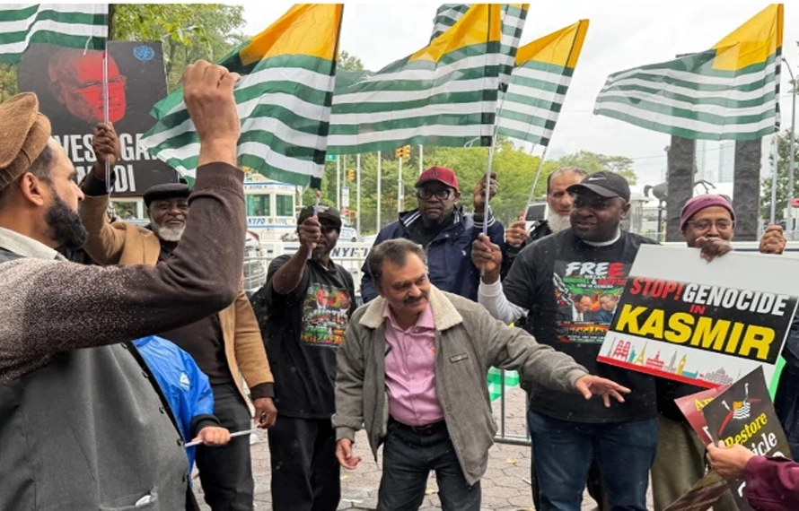 بھارتی وزیر خارجہ کی تقریر کے دوران یو این ہیڈکوارٹرز کے باہر کشمیریوں کا شدید احتجاج