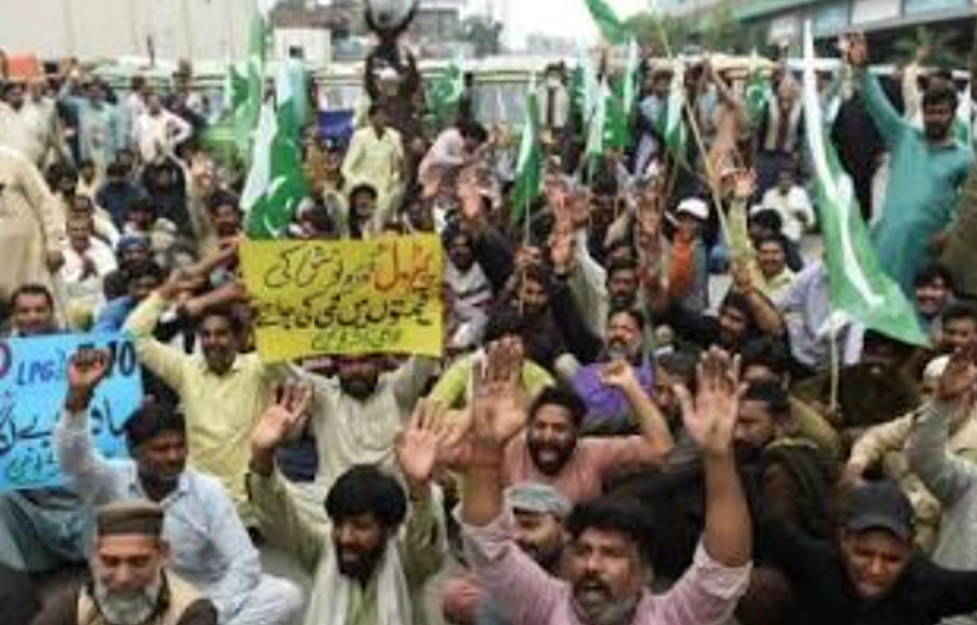 پیٹرول کی قیمت میں 3دنوں میں 21روپے اضافہ کیخلاف لاہور میں احتجاج