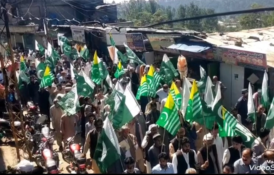 پلندری کے عوام کالعدم ایکشن کمیٹی کیخلاف سڑکوں پر آگئے، امن کی خواہش کا اظہار، پاک فوج کے حق میں نعرے