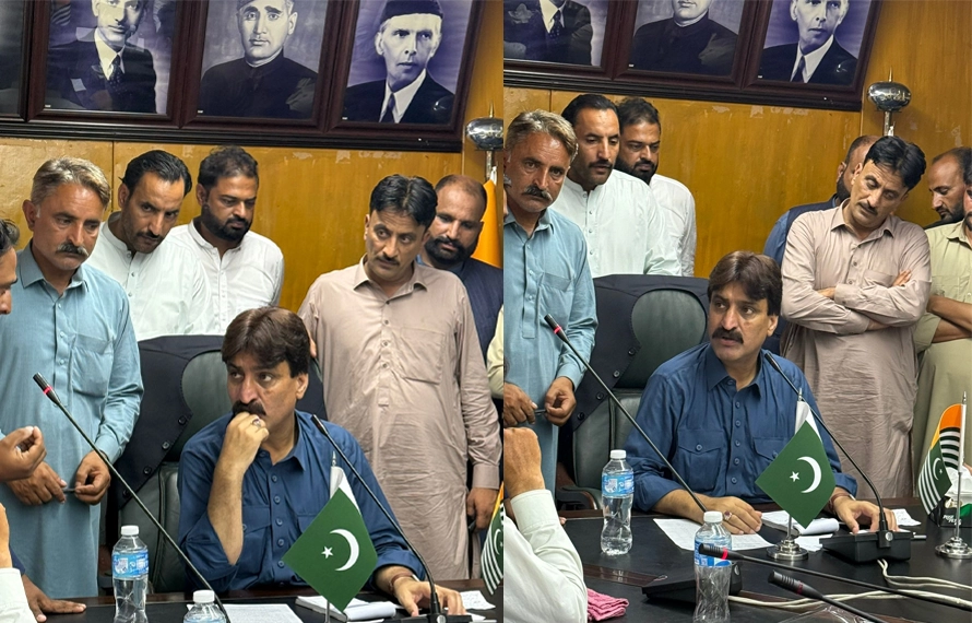 ثاقب مجید کا غیر روایتی اقدام، فیلڈ اسٹاف کو دفتر بلا کر مسائل سنے، حل کرنے کی یقین دہانی