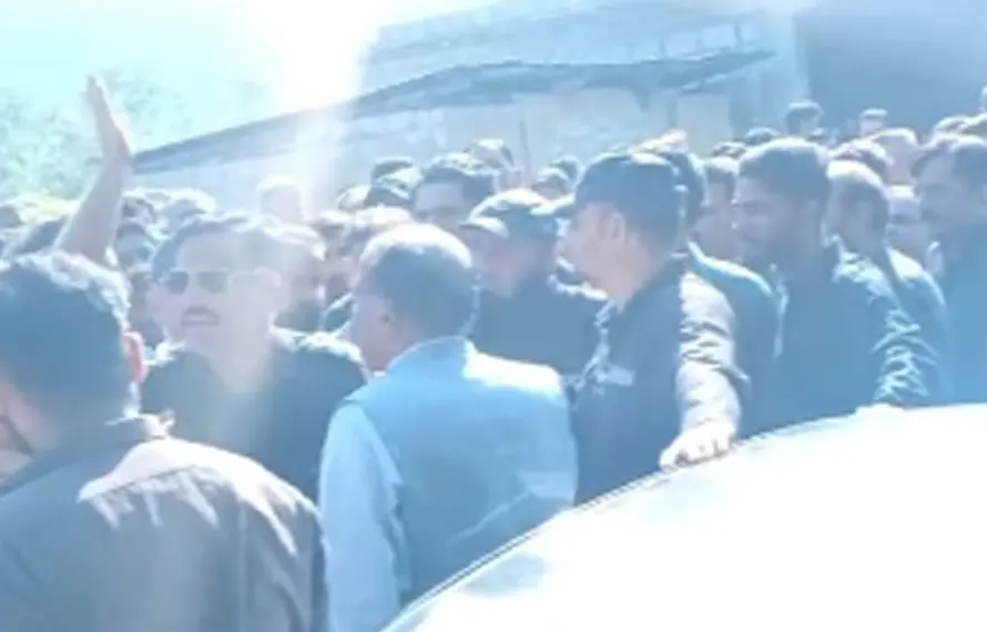 ٹنڈالی میں بجلی کی غیر اعلانیہ لوڈشیڈنگ، عوام کا شدید احتجاج اور دھرنا، جہلم ویلی روڈ بند