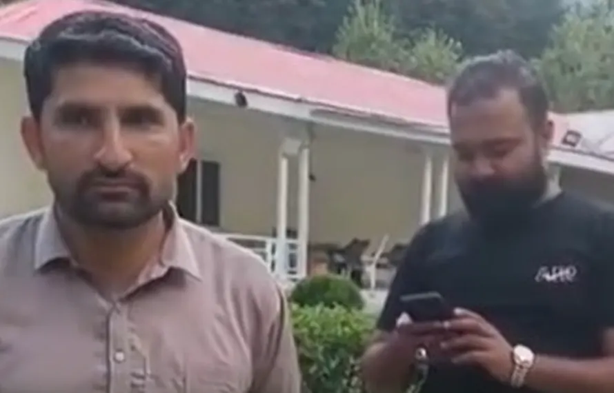 وادی نیلم؛ سیاحتی مقام  پر نیسپاک ٹیم کا گمشدہ قیمتی موبائل فون امانت دار نوجوان نے واپس کر دیا