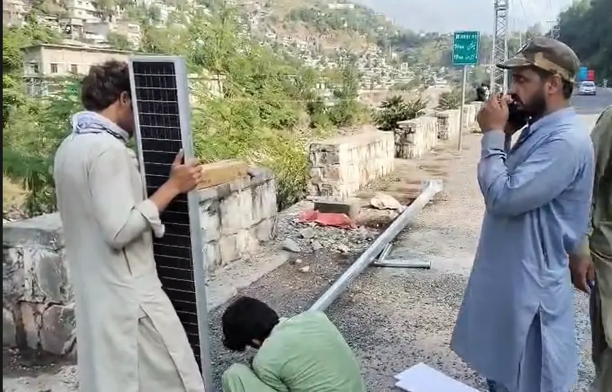 وزیرِاعظم بیرسٹر افتخار گیلانی کے 100 روزہ پلان پر عملدرآمد: مظفرآباد میں اسٹریٹ لائٹس کی تنصیب کا کام تیز